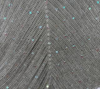 Top plateado de crochet con lentejuelas