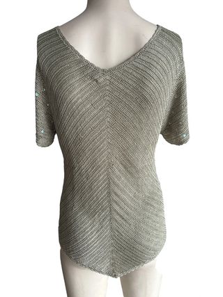 Top plateado de crochet con lentejuelas