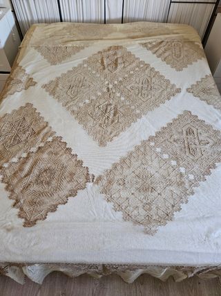 Colcha beige con encaje