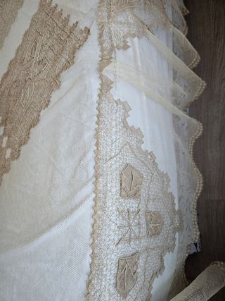 Colcha beige con encaje