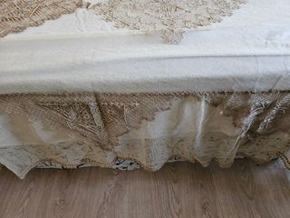 Colcha beige con encaje