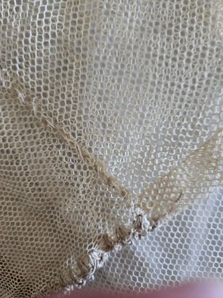 Colcha beige con encaje