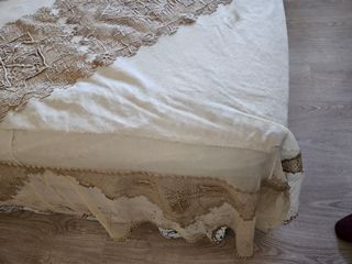 Colcha beige con encaje