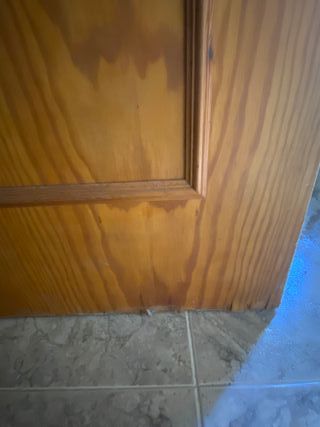 Puerta antigua de madera con cuarterones