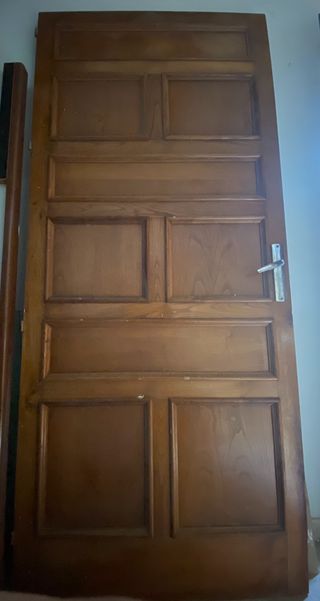 Puerta antigua de madera con cuarterones