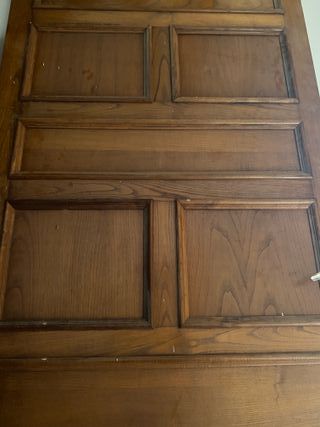 Puerta antigua de madera con cuarterones