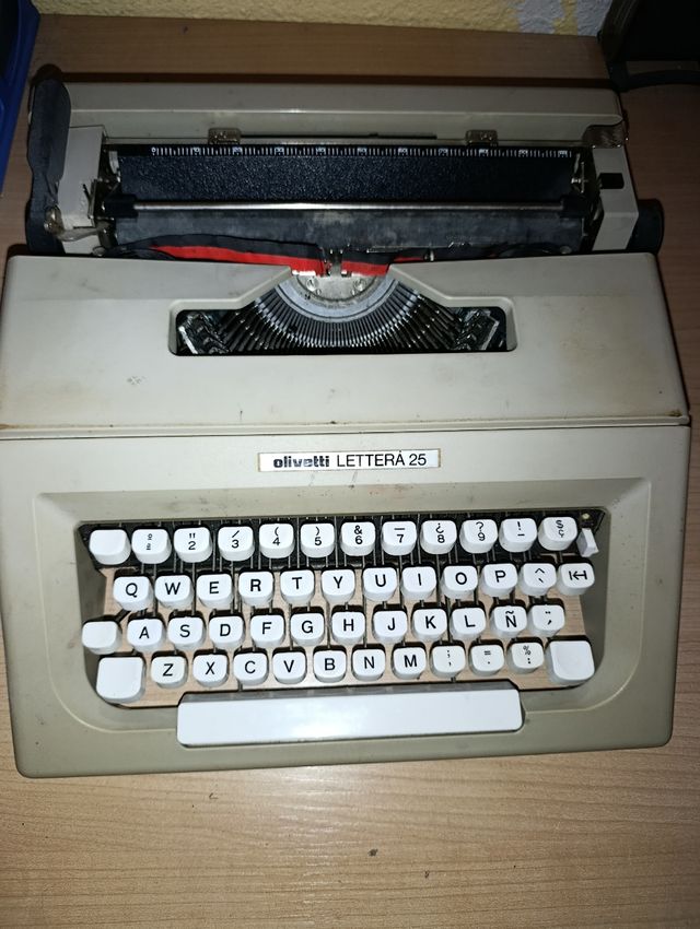 Macchina da scrivere Olivetti Lettera 25