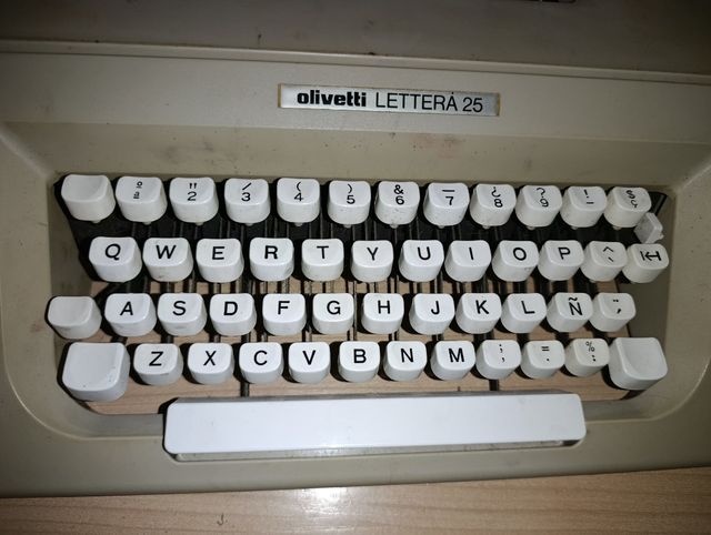 Macchina da scrivere Olivetti Lettera 25