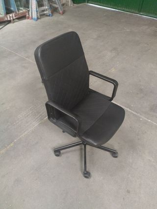 Silla de oficina negra con ruedas