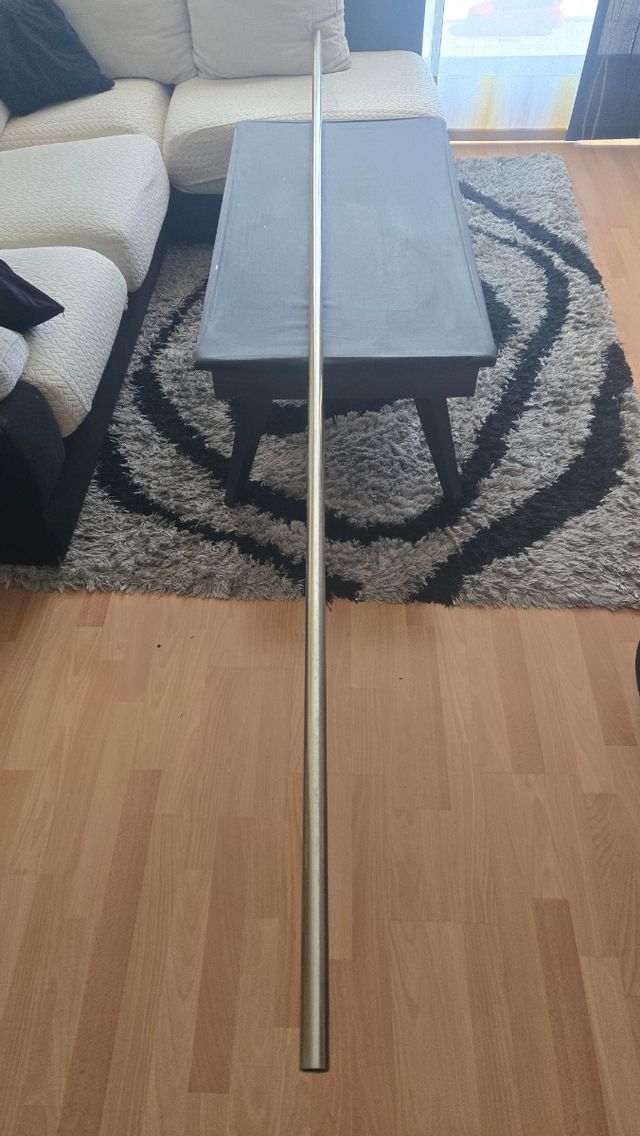 Barra de cortina metálica plateada