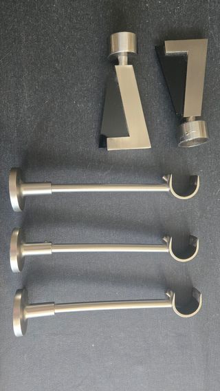 Barra de cortina metálica plateada