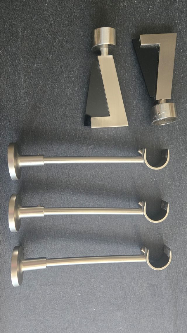 Barra de cortina metálica plateada