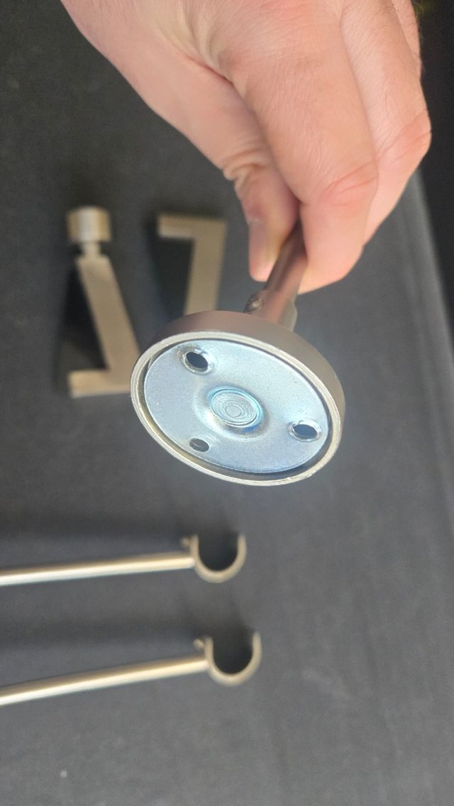 Barra de cortina metálica plateada