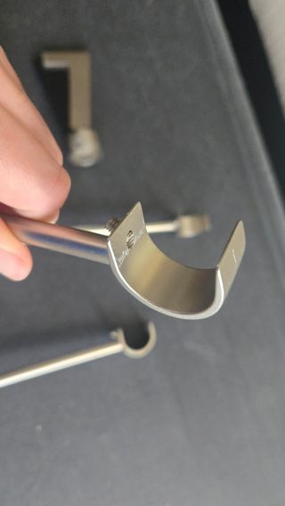 Barra de cortina metálica plateada