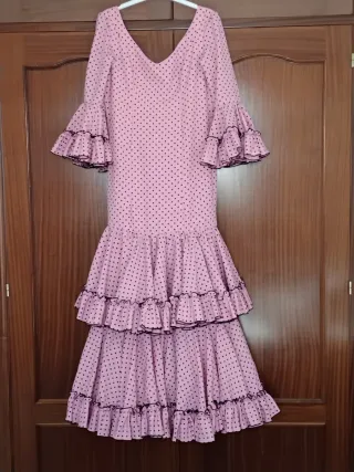 Traje de flamenca rosa y negro