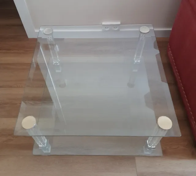 Mesa de salón cristal y patas metacrilato.
