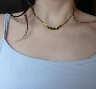 Gargantilla de acero con corazones color esmeralda
