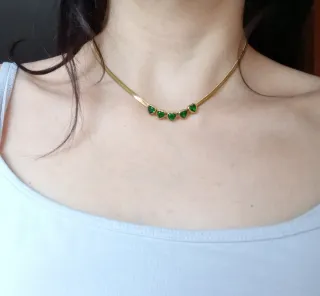 Gargantilla de acero con corazones color esmeralda