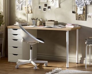 Mesa de escritorio y silla de oficina