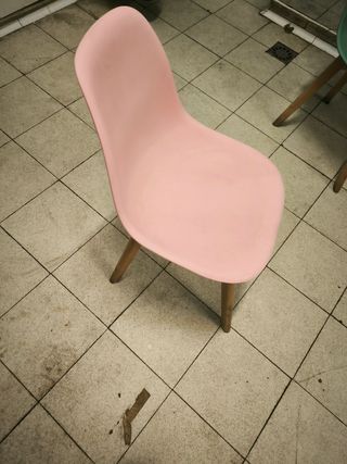 Silla rosa de plástico y madera