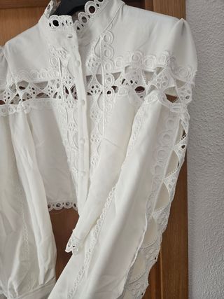 Traje blanco con encaje