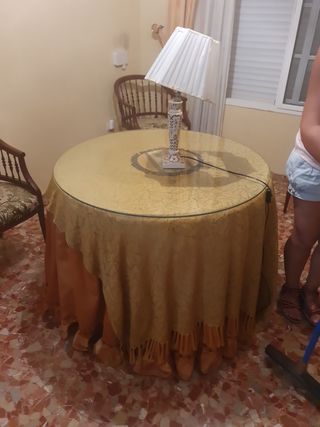 Mesa redonda dorada con mantel