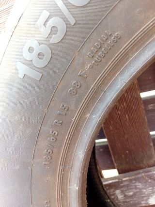 Cuatro neumáticos Continental 185/65 R 15T.