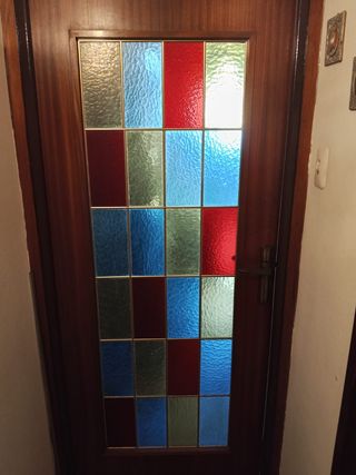 Puerta antigua con vidrios de colores