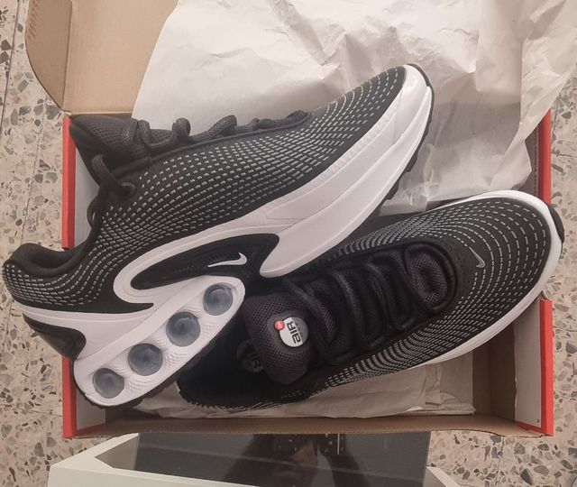 Nike Air Max DN Zapatillas Negras y Blancas.