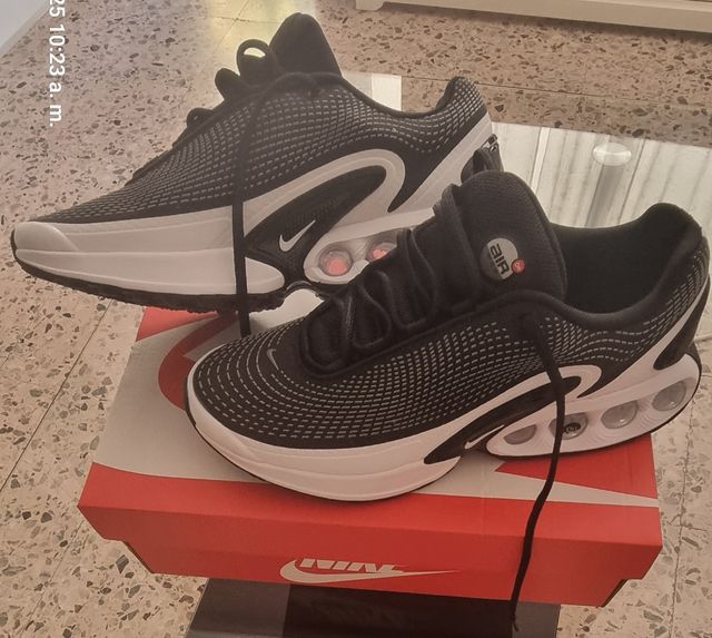 Nike Air Max DN Zapatillas Negras y Blancas.
