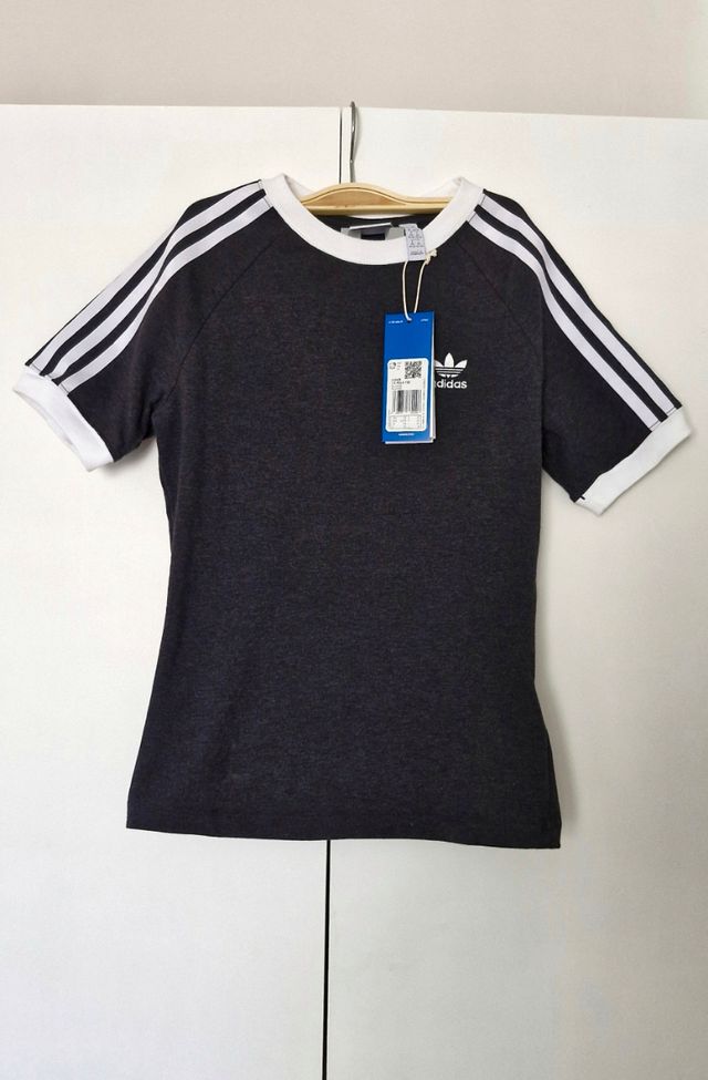 Camiseta Adidas gris con rayas blancas