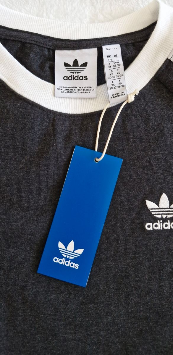 Camiseta Adidas gris con rayas blancas