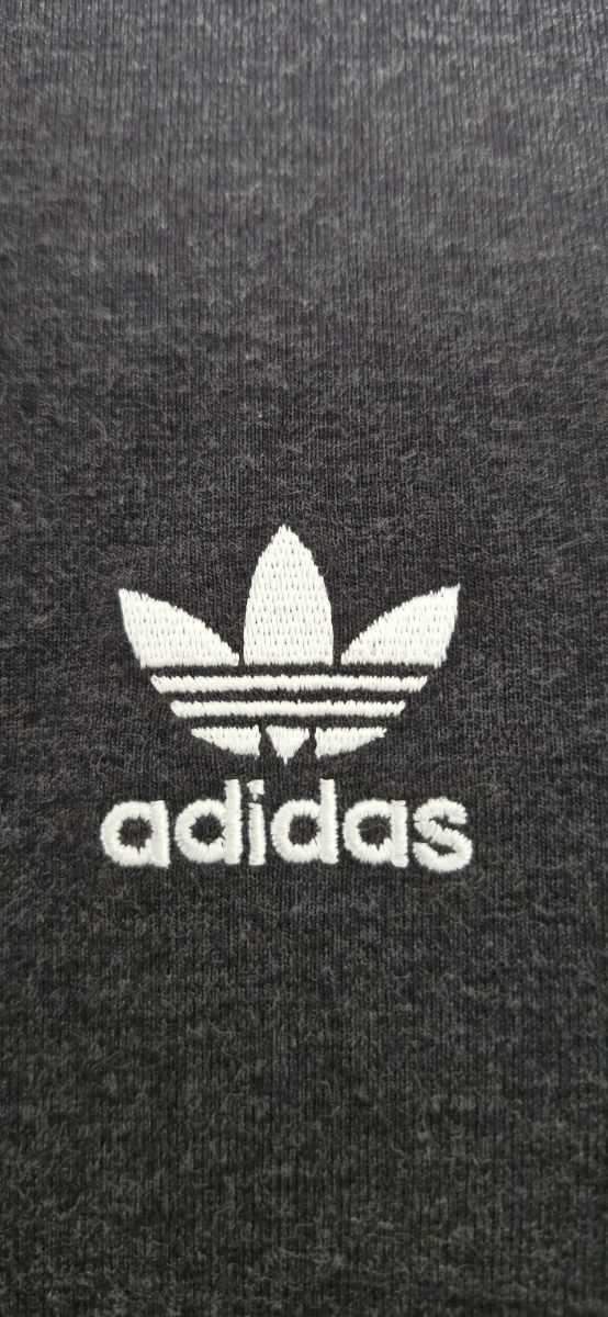 Camiseta Adidas gris con rayas blancas
