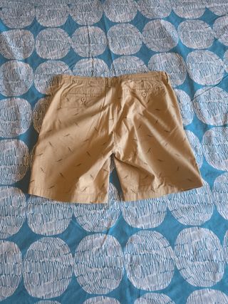 Pantalones cortos beige con dinosaurios