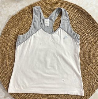 Camiseta Adidas tirante mujer gris y blanca