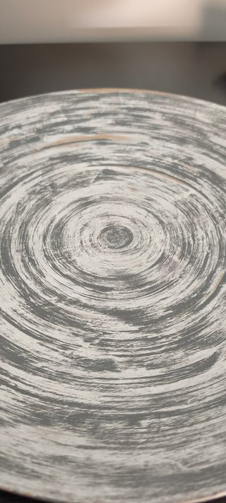 Plato decorativo redondo gris y blanco