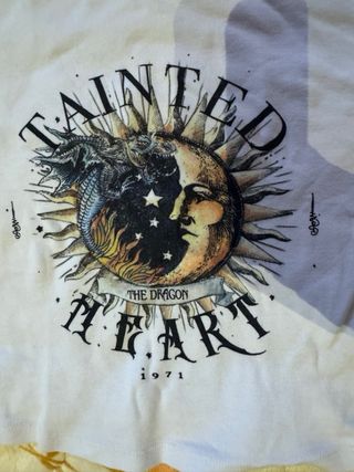 Camiseta Bershka Tainted Heart Dragón Sol Luna