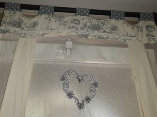 Cortina de ventana baño beige y azul