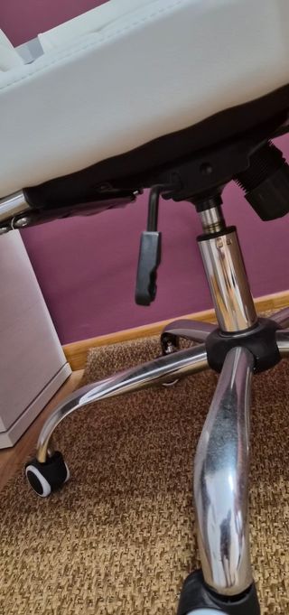 Silla de oficina blanca y plateada