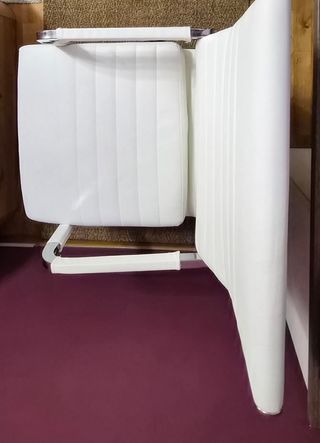 Silla de oficina blanca y plateada