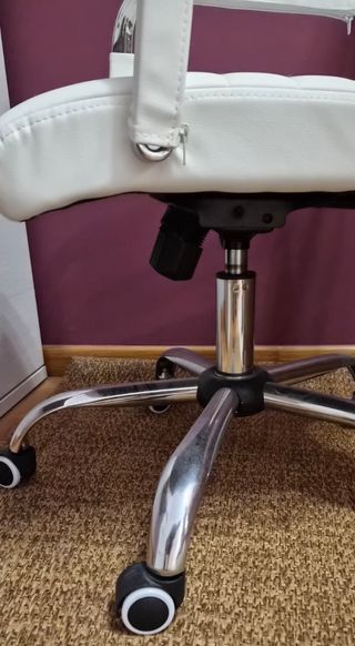 Silla de oficina blanca y plateada