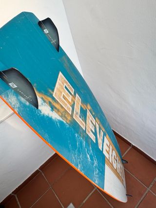 Tabla Kitesurf Eleveight V8 + Fijaciones Airgo V4