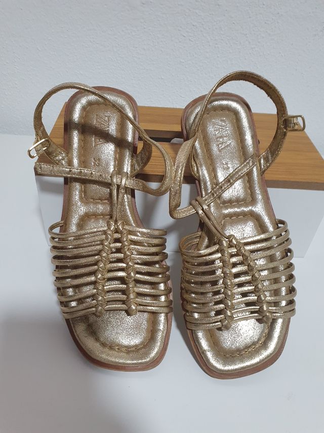 Sandalias Zara Niña. Talla 32 Doradas