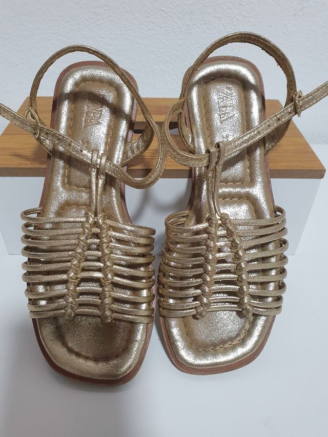 Sandalias Zara Niña. Talla 32 Doradas