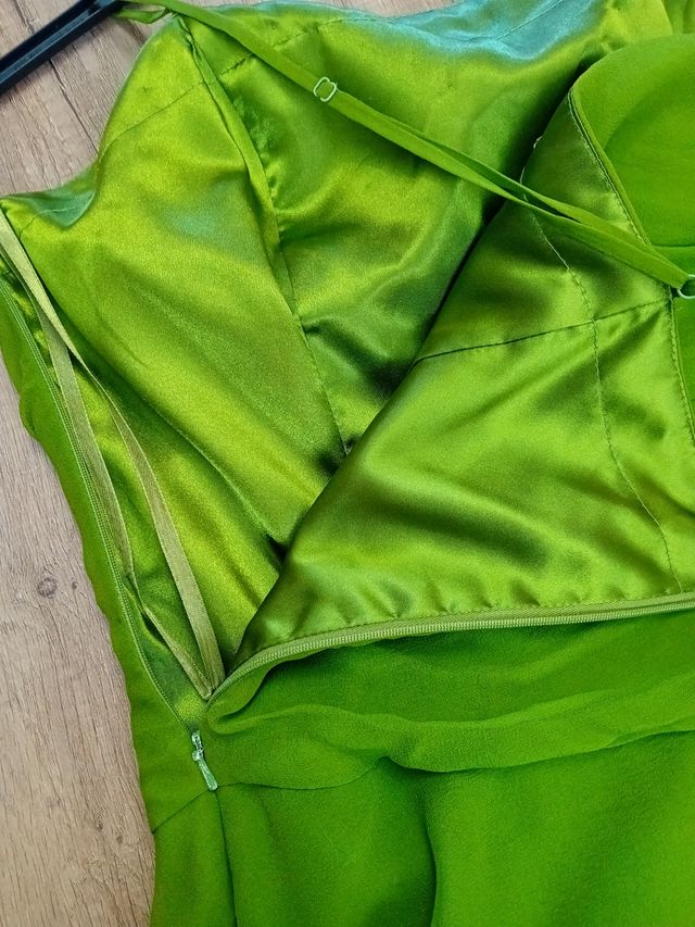 Vestido verde de fiesta midi. Usado solo una vez.