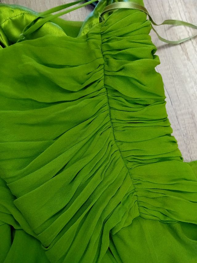Vestido verde de fiesta midi. Usado solo una vez.