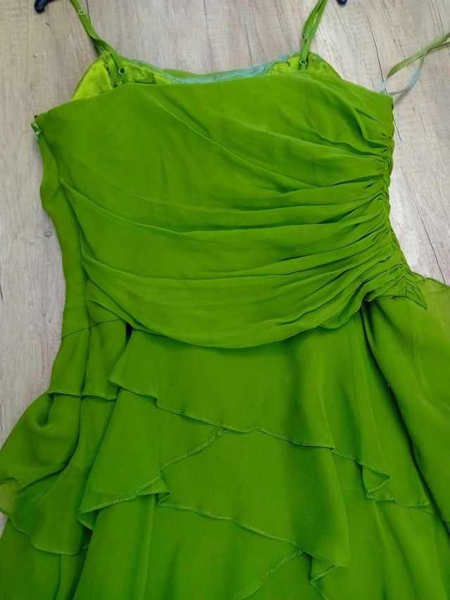 Vestido verde de fiesta midi. Usado solo una vez.