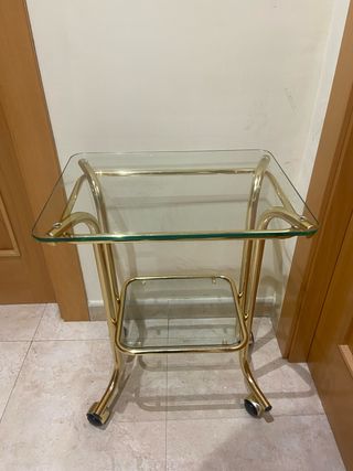 Mesa auxiliar cristal y metal dorado