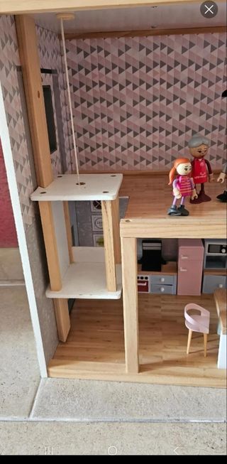 Casa de muñecas con figuras