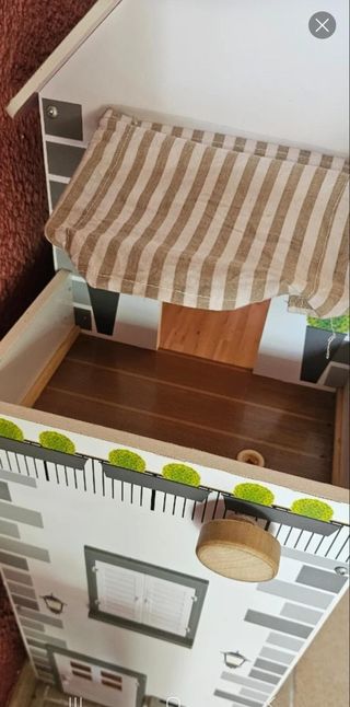 Casa de muñecas con figuras